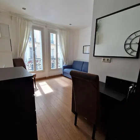 A Deux Pas De L'arc De Triomphe Equipe * Paryż